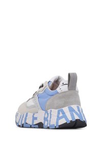 Klobige Sneakers mit einem Obermaterial aus grauem und blauem Wildleder, kontrastierenden weißen Akzenten und einer dicken Sohle mit blauer Beschriftung an der Seite.