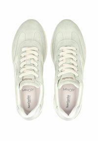 Paire de baskets en daim gris clair avec lacets blancs, semelles à mémoire de forme, et nom de la marque NeroGiardini imprimé à l'intérieur.