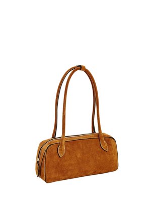 Brązowa prostokątna torebka z zamszu z dwoma długimi uchwytami i zamkiem błyskawicznym od góry, na białym tle.