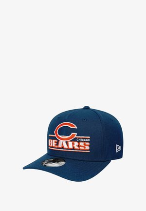 Marineblaue, taillierte Kappe mit gesticktem "Bears"-Logo in Orange, mit einem runden Logo und flachem Schirm. Strukturierter Stoff ohne Verzierungen.