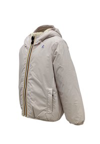 Giacca invernale cappuccio color beige chiaro con zip frontale, tasche laterali, polsini elastici e rivestimento in pile, con logo K-Way sul petto.