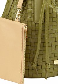 Borsa a tracolla in pelle intrecciata verde oliva con una pochette staccabile in beige chiaro con zip e dettagli in metallo dorato. La pochette presenta una zip visibile.