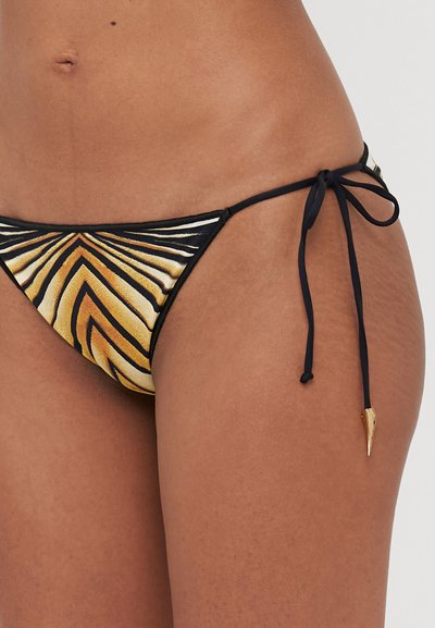 Bikini dno z črno in zlato prugasto obarvanostjo, z vezavami ob straneh in kovinskimi detajli. Gladka tekstura z minimalno prekritostjo.