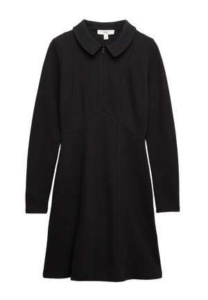 Abito nero a maniche lunghe realizzato in tessuto morbido, con colletto, mezza cerniera frontale e gonna svasata con dettagli a cuciture.