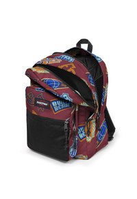 Czarny plecak w czerwone wzory graficzne, z wieloma zamkami błyskawicznymi, siateczkowymi kieszeniami i wyściełanymi paskami dla komfortu.