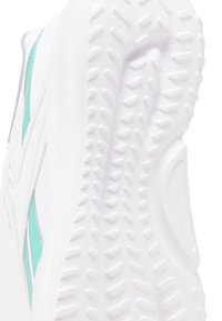 Suela de zapatilla deportiva blanca con un patrón texturizado. Presenta acentos en azul claro y áreas suaves. Goma gruesa para tracción y soporte.