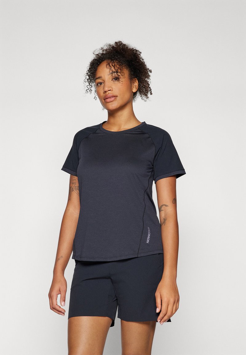 Marine treningsskjorte med korte ermer og raglan-design, kombinert med marine shorts. Har subtile sidesømmer og logoakkent.