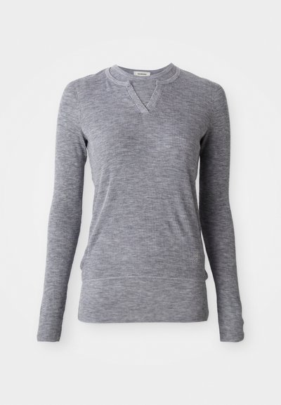 Halli halli heledast kootud hall pikkade varrukatega kampsun, millel on väike V-kujuline kaelus ja figuuri voogav lõige.