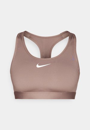 Bruine sportbeha met een scoopnek en een racerback ontwerp. Gladde, rekbare stof met een klein wit Nike-logo op de voorkant.