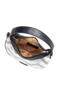 Borsa a tracolla ovale di colore argento con paillettes, con una tracolla in pelle nera, chiusura con zip e interno in tessuto beige con molteplici scomparti.