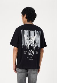 Jack & Jones JORUNCHARTERED OVERSIZED TEE UNISEX - T-shirts med print - black