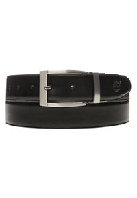 Cinturón de cuero negro con una hebilla rectangular plateada, que presenta agujeros punzonados para ajuste y costuras en tono a lo largo de los bordes.