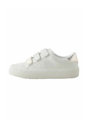 Biały sneaker z gładką syntetyczną cholewką, trzema paskami na rzepy, teksturowaną gumową podeszwą oraz metalicznym akcentem na pięcie.