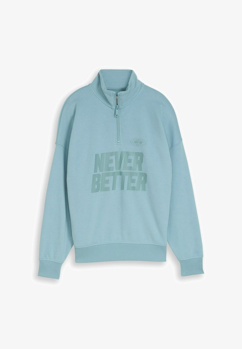 Lyseblå quarter-zip sweatshirt med lange ærmer og ribbede manchetter, med stor "NEVER BETTER" tekst i en lidt mørkere nuance på forsiden.