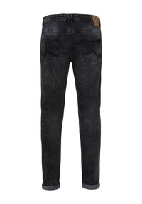 Jeans de mezclilla negra con un diseño de corte recto, que cuentan con dos bolsillos traseros y una etiqueta de cuero en la cintura. Dobladillos encerados en los tobillos.