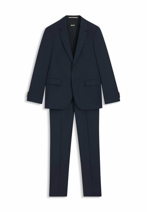 Costume deux pièces marine comprenant un blazer ajusté avec des revers crantés et un pantalon à pli plat, confectionné dans un tissu lisse et léger.