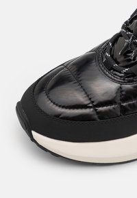 EA7 Emporio Armani Höga sneakers - black