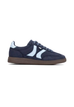 Zapatilla deportiva de perfil bajo en azul oscuro con franjas blancas laterales, cordones y suela de goma marrón, vista desde el lado exterior sobre un fondo blanco.
