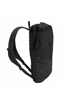 Mochila negra con un panel trasero texturizado y acolchado, correas ajustables y cierre enrollable; cuenta con un bolsillo frontal con cremallera y detalle del logotipo.