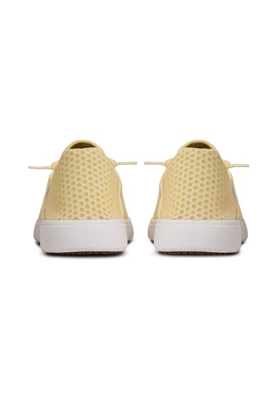 Paire de baskets légères en mesh beige avec semelles blanches vues de dos sur un fond blanc.