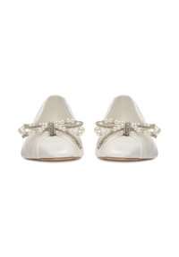 Valged satiinsed baleriinakingad, mille varbarea peal on pärlite ja kivikestega kaunistatud lipsud, vaadatuna eestpoolt.