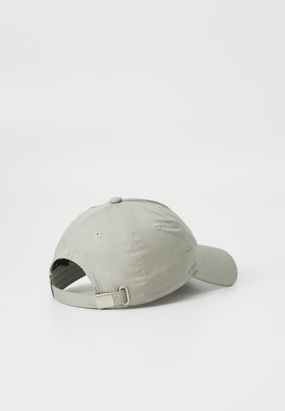 Căciulă de baseball gri deschis cu o coroană rotunjită și vizieră curbată. Dispune de o curea ajustabilă cu un cataramă metalică. Textură de material neted.