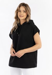 Zwarte hoodie zonder mouwen met een relaxte pasvorm, voorzien van een verstelbaar trekkoord en een gladde stofstructuur.