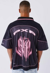 Maglietta nera a maniche corte con accenti rosa, caratterizzata da una grande grafica sul retro e un colletto. Realizzata in un tessuto lucido e liscio.