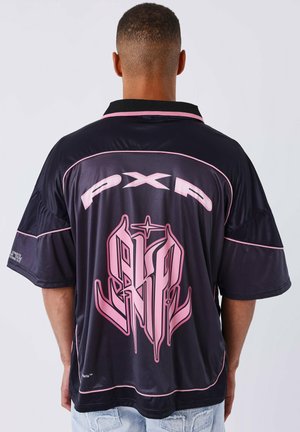 Zwart T-shirt met korte mouwen en roze accenten, met een groot grafisch ontwerp op de rug en een kraag. Gemaakt van een glanzende, gladde stof.