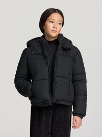 Czarna pikowana kurtka puchowa z zamkiem błyskawicznym z przodu, kapturem i elastycznymi mankietami. Posiada pikowany wzór oraz ściągacz ze sznureczkiem u dołu.