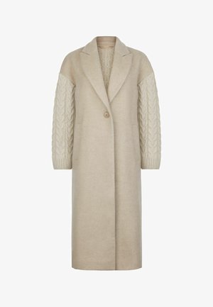 Beige lang frakke med en skræddersyet design, der har kabelstrik teksturerede ærmer, lukning med en enkelt knap og to forlommer.