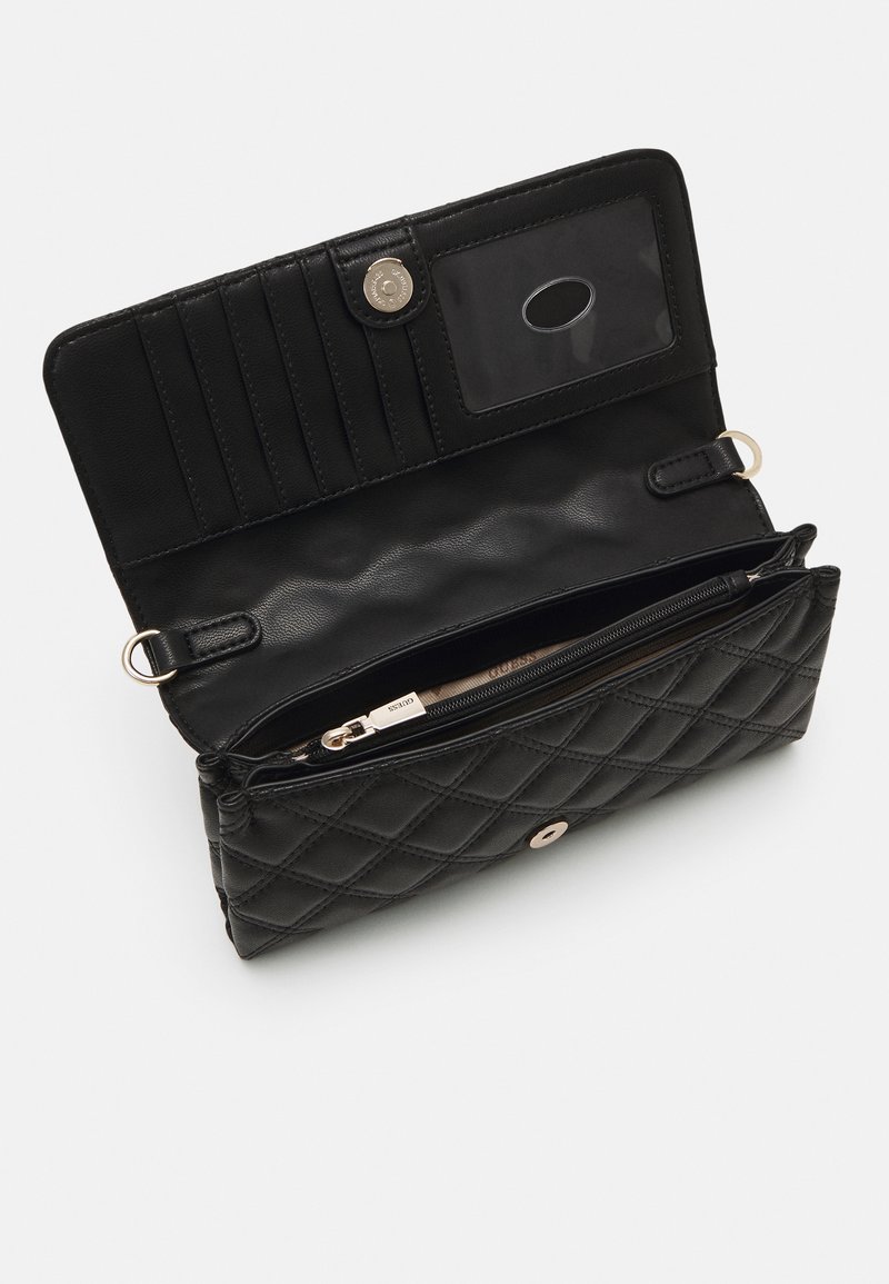 Portafoglio trapuntato nero con finitura testurizzata, hardware in argento, slot per identificazione, più slot per carte e scomparto con zip.