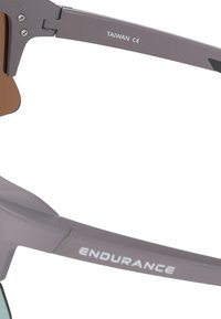 Astina grigia di occhiali da sole sportivi con marchio "ENDURANCE" e marcatura "TAIWAN CE" vicino alla cerniera.