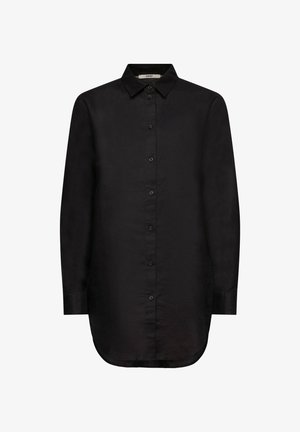 Lange zwarte blouse met knopen, kraag en lange mouwen, afgeronde zoom en geruite manchetten, getoond op witte achtergrond.