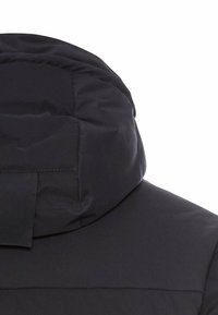 Czarna kurtka puchowa z wysokim kołnierzem, gładką fakturą oraz przeszyciami na ramionach i plecach, zapewniająca izolację i styl.