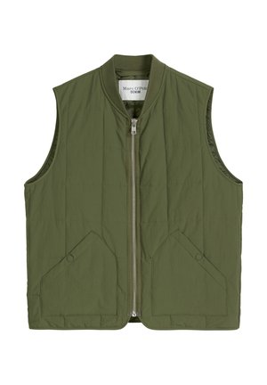 Olijfgroene doorgestikte bodywarmer met een ritssluiting aan de voorkant, twee steekzakken met kleppen en een ronde halslijn. Gemaakt van een lichtgewicht, gladde stof.