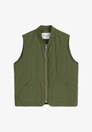 Olijfgroene doorgestikte bodywarmer met een ritssluiting aan de voorkant, twee steekzakken met kleppen en een ronde halslijn. Gemaakt van een lichtgewicht, gladde stof.