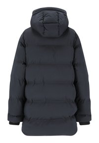 Dunkelblaues Steppjacke mit Kapuze, ausgestattet mit horizontalen Quiltpaneelen und elastischen Bündchen. Glatte Textur, isoliert für Wärme.