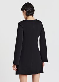 Schwarzes Kleid mit langen Ärmeln, geradem Schnitt und glatter Textur. Verfügt über einen Reißverschluss am Rücken und Nahtdetails für eine figurbetonte Silhouette.