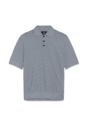 Svetlomodré polo tričko s krátkym rukávom, textúrovaným vzorom chevron a tromi čiernymi gombíkmi na zapínaní.