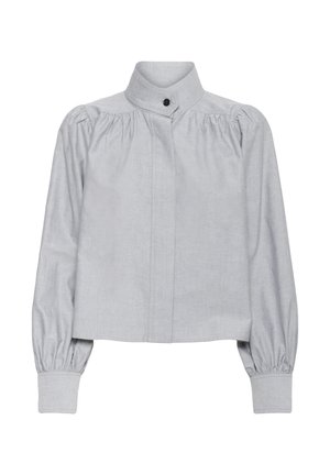 Lichtgrijze blouse met lange mouwen, hoge kraag en zwarte knoop, geplooide schouders en brede manchetten met knoopsluitingen.