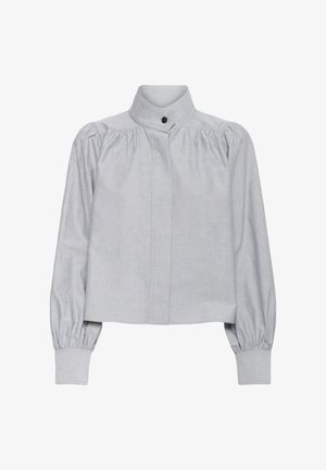 Lichtgrijze blouse met lange mouwen, hoge kraag en zwarte knoop, geplooide schouders en brede manchetten met knoopsluitingen.