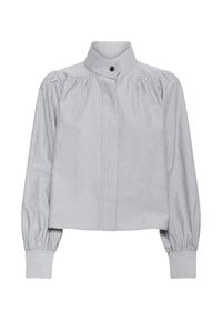 Lys grå langærmet bluse med høj krave og sort knap, sammensnørende skuldre og brede manchetter med knaplukninger.