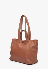 Braune Ledertasche mit zwei langen Schulterriemen und zwei kürzeren Griffen, aufrecht stehend vor weißem Hintergrund.
