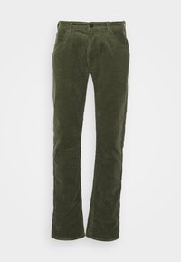 Pantalones de pana color verde oliva con diseño de pierna recta, que incluyen bolsillos delanteros y cierre de botón, confeccionados con una tela suave y texturizada.