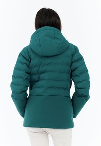 Tyrkysová péřová bunda s kapucí, vybavená prošívanými panely a přiléhavým pasem. Hladká textura, jednobarevný design a minimalistický styl.