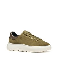 Sneaker verde in scamosciato con occhielli dorati, suola platform bianca e accentuazione in bronzo metallizzato sul tallone. Presenta punta arrotondata e superficie testurizzata.