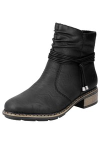 Bottine en cuir noir avec un design plissé. Présente un laçage décoratif, un talon en accent marron et des détails cousus le long de la semelle.