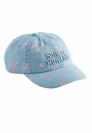 Lyseblå denim baseballkasket med små lyserøde blomsterprint og hvidt broderet "Sunday Run Club"-tekst på fronten.