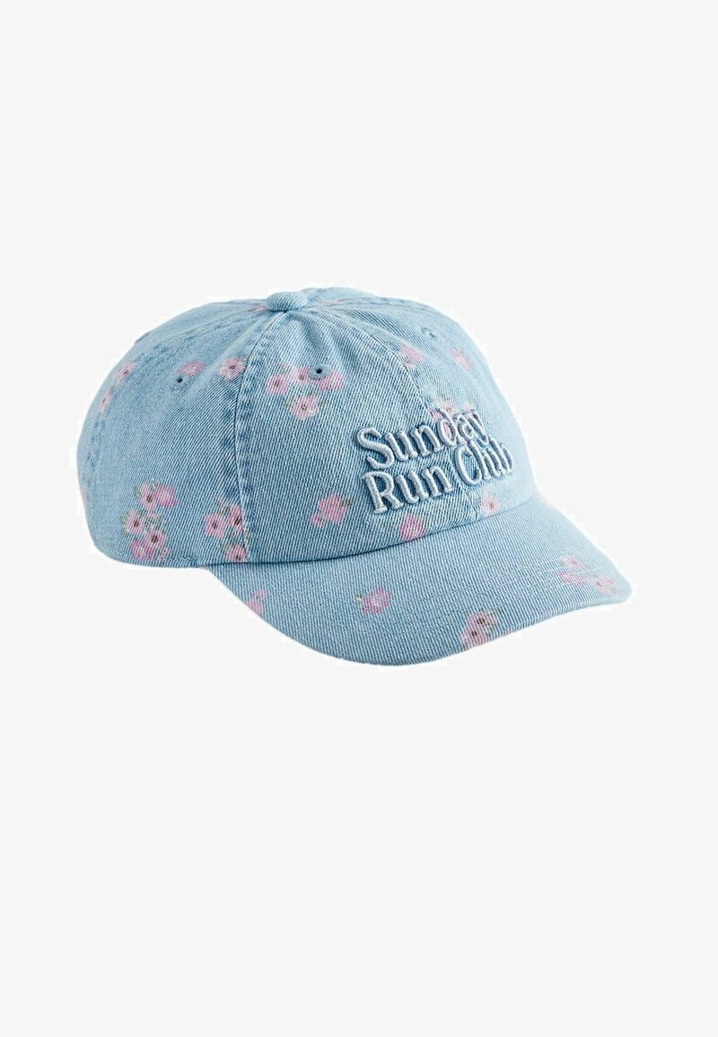 Casquette de baseball en denim bleu clair avec de petits motifs floraux roses et le texte brodé en blanc "Sunday Run Club" sur le devant.